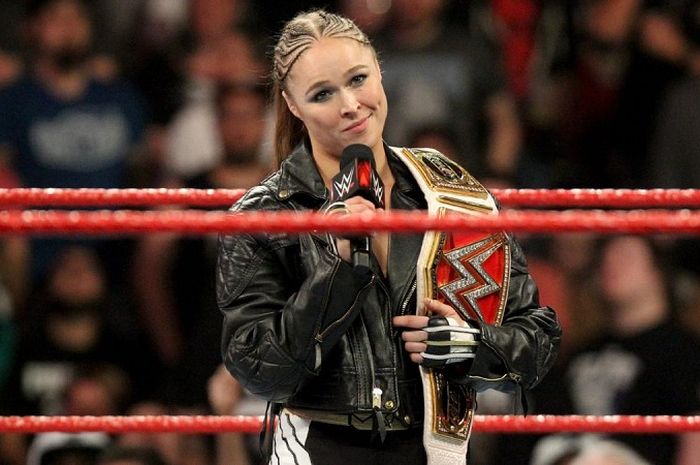 Ronda Rousey saat tampil dalam acara RAW yang digelar WWE.