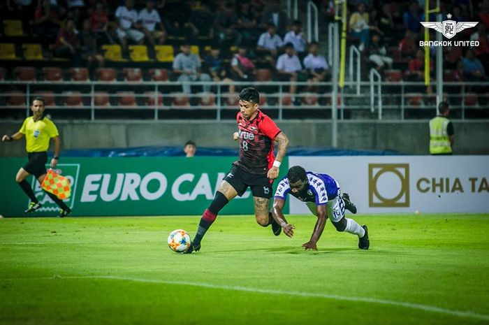 Striker Bangkok United, Vander Luis Silva (kiri) lepas dari pengawalan pemain Hanoi FC pada laga kualifikasi eliminasi kedua Liga Champions Asia 2019 di Stadion Thammasat, Pathun Thani, 12 Februari 2019. 