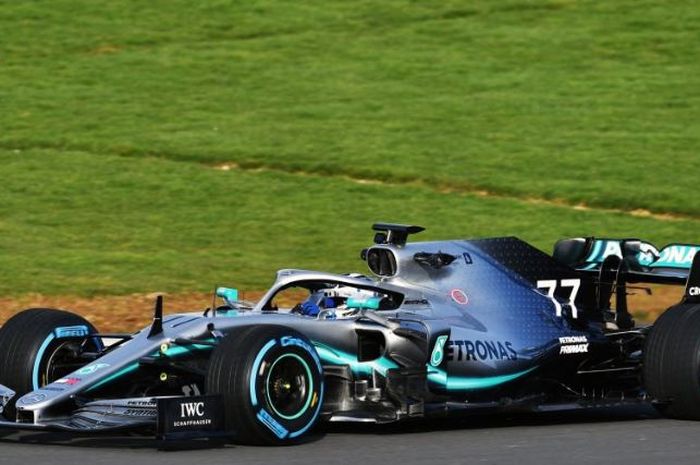 Mercedes W10 saat sesi shakedown di Silverstone