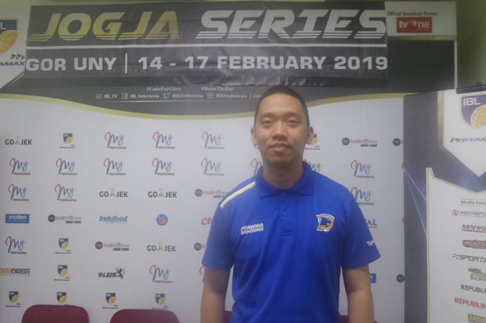 Pelatih Prawira Bandung, Andre Yuwadi, berpose seusai menghadiri konferensi pers laga melawan Pelita Jaya Jakarta di GOR UNY, Yogyakarta, Kamis (14/2/2019).