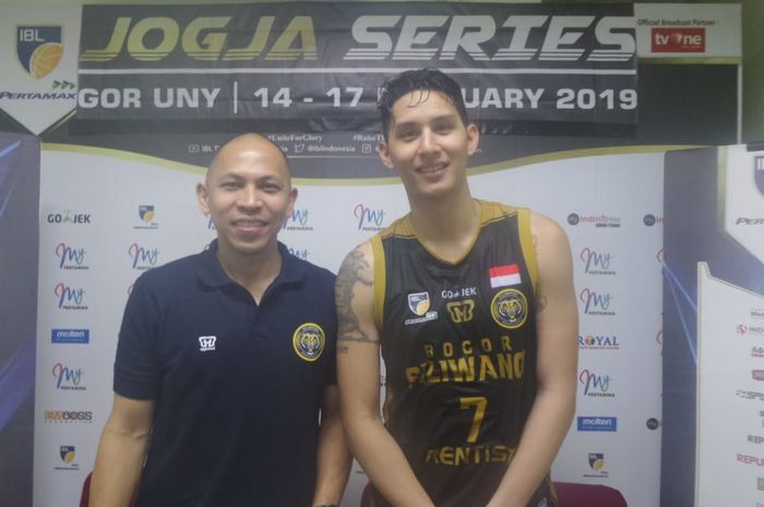 Pelatih kepala Bogor Siliwangi, Paul Mario Watulingas, dan sang pemain, Daniel Wenas, berpose seusai menjalani konferensi pers laga kontra Hangtuah pada Seri VIII Yogyakarta IBL Pertamax 2018-2019 di GOR UNY, Jumat (14/2/2019).