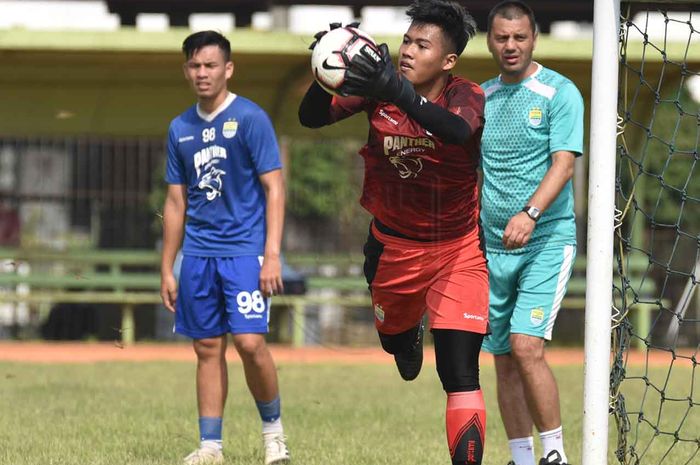 Satrio Azhar (jersey merah) saat berlatih bersama dengan tim Persib Bandung senior.