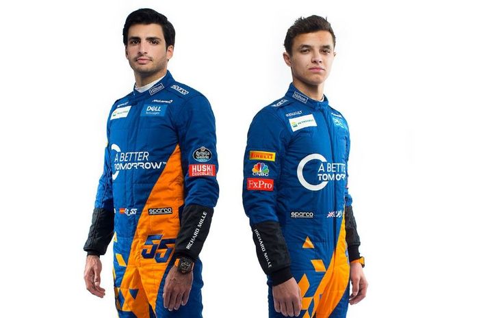 Carlos Sainz Jr. berpose dengan seragam tim anyarnya untuk F1 2019, McLaren.