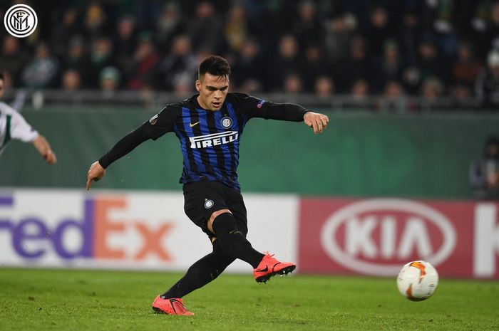 Penyerang Inter Milan, Lautaro Martinez, menendang bola dalam laga leg pertama babak 32 besar Liga Europa melawan Rapid Vienna, Kamis (14/2/2019) di Stadion Allianz Vienna.