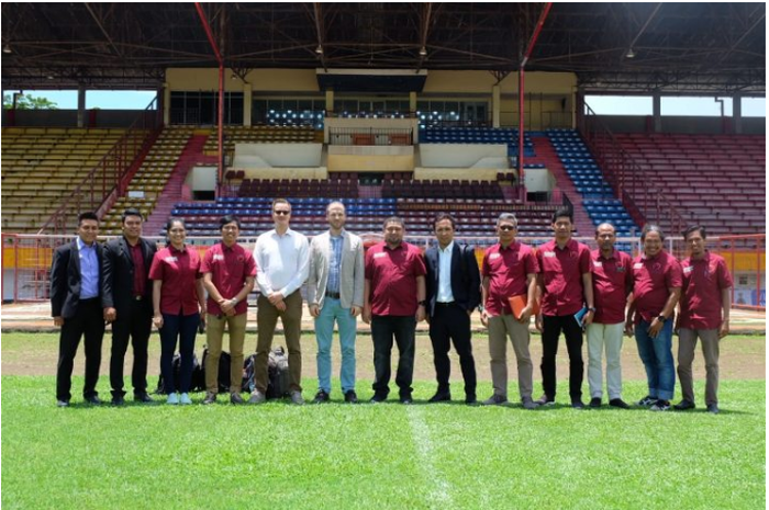 Tim Audit AFC dan Manajemen PSM Makassar Berfoto Bersama di Stadion Andi Mattalatta, Kota Makassar