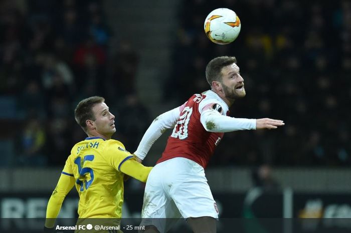 Bek Arsenal, Shkodran Mustafi, berusaha menyapu bola dengan sundulan saat menjaga pergerakan pemain BATE Borisov, Maksim Skavysh, dalam pertandingan leg pertama babak 32 besar Liga Europa pada Jumat (15/2/2019).