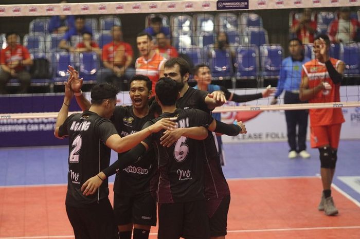 Tim bola voli putra Jakarta Pertamina Energi bereaksi pada laga melawan Palembang Bank SumselBabel di GOR Ken Arok, Malang, Jumat (15/2/2019).