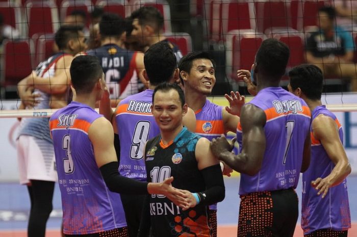 Tim bola voli Jakarta BNI 46 bereaksi setelah mencetak poin melawan Surabaya Bhayangkara Samator pada final four Proliga 2019 di GOR Ken Arok, Malang, Jumat (15/2/2019).