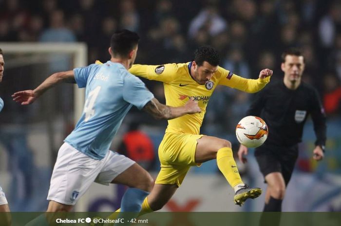 Winger Chelsea, Pedro Rodriguez, berusaha melewati penjagaan pemain Malmo FF dalam laga leg pertama babak 32 besar Liga Europa pada Jumat (15/2/2019) di Stadion Swedbank.