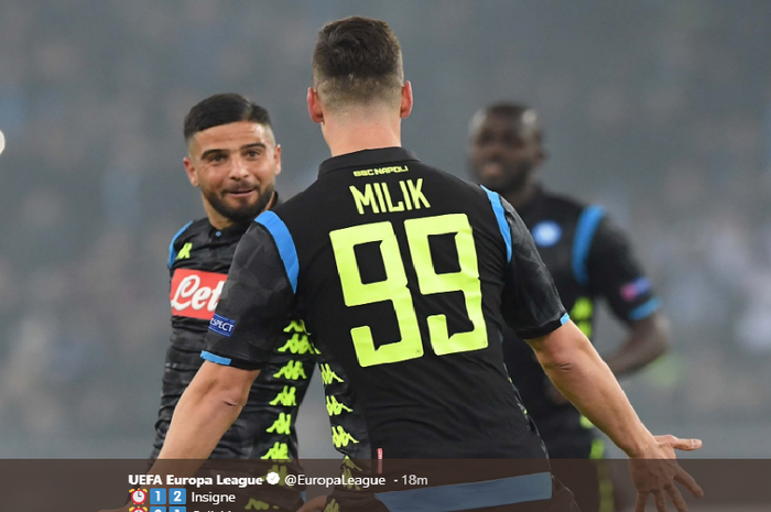 Dua pemain Napoli, Lorenzo Insigne dan Arkadiusz Milik, merayakan gol ke gawang FC Zuerich pada laga leg pertama babak 32 besar Liga Europa, Kamis (14/2/2019).