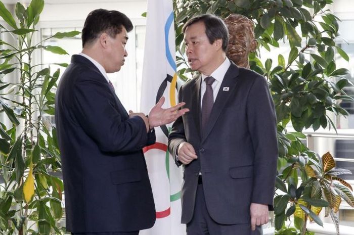 Presiden Komite Olimpiade Korea Utara dan menteri olahraga Kim Il Guk (kiri), berbicara dengan Menteri Olahraga Korea Selatan Do Jong-hwan (kanan), pada pertemuan dengan IOC