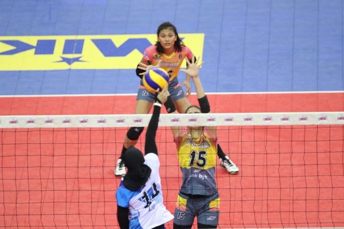 Pemain Bandung Bank bjb Pakuan, Shella Bernadetha (#15) saat berusaha melakukan block terhadap spike yang dilepaskan pemain Jakarta Pertamina Energi pada laga Final Four Proliga 2019 di Kediri.