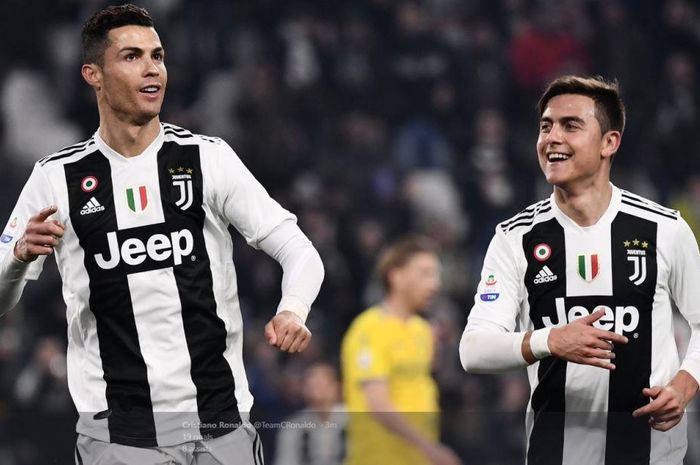 Cristiano Ronaldo (kiri) dan Paulo Dybala mencetak gol Juventus ke gawang Frosinone dalam partai Liga Italia di Allianz Stadium Turin, 15 Februari 2019.