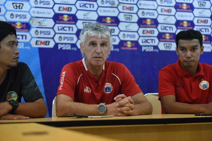 Pelatih dan pemain Persija Jakarta Ivan Kolev (tengah) serta Novri Setiawan (paling kanan) dalam jumpa pers di ruang media Stadion Pakansari, Bogor, Sabtu (16/2/2019).