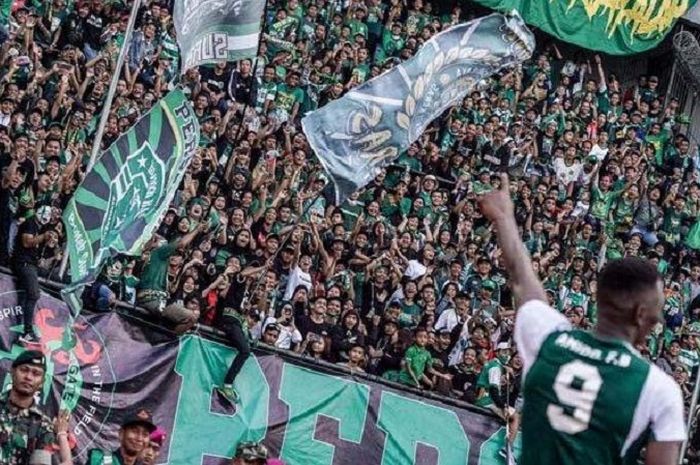 Amido Balde merayakan golnya di hadapan puluhan ribu Bonek.