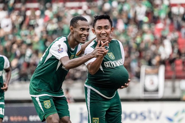 Ruben Sandi dan Rendi Irwan melakukan selebrasi saat mencetak gol di babak 32 besar Piala Indonesia kontra Persinga Ngawi.