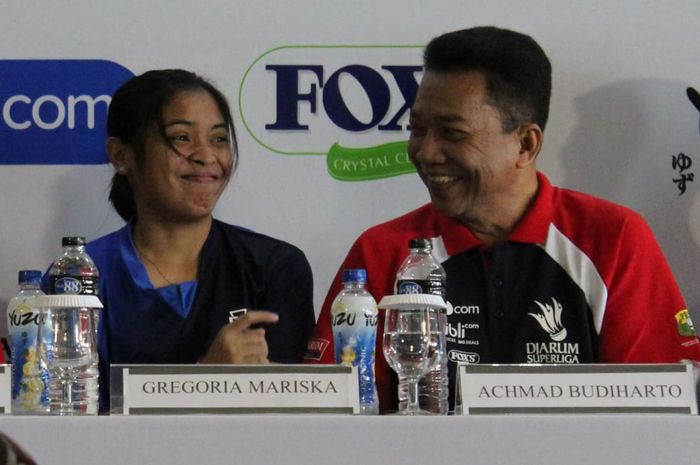 Pemain Mutiara Cardinal, Gregoria Mariska Tunjung (kiri), saat menghadiri konferensi pers Djarum Superliga Badminton 2019, di Hotel Intercontinental, Bandung, Jawa Barat, Minggu (17/2/2019).