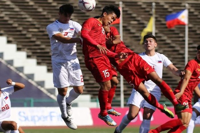 Aksi para pemain pada laga timnas U-22 Vietnam vs Filipina pada partai pembuka Piala AFF U-22 2019 di Stadion Nasional Kamboja, Minggu (17/2/2019).