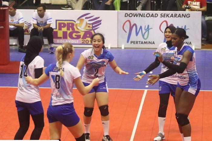 Ekspresi pemain tim putri Jakarta Pertamina Energi saat menjalani laga final four Proliga 2019 di GOR Ken Arok, Malang.