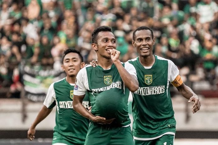 Winger Persebaya Surabaya, Irfan Jaya, saat merayakan gol yang dicetak ke gawang Persinga Ngawi pada babak 32 besar Piala Indonesia 2018.