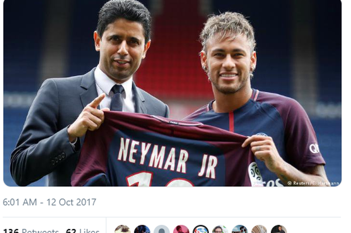 Bos PSG, Nasser Al-Khelaifi, berpose dengan Neymar.