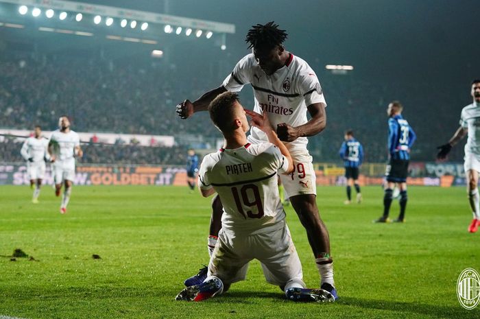 Selebrasi penyerang AC Milan, Krzysztof Piatek usai mencetak gol ke gawang Atalanta di Stadio Atleti Azzuri D'Italia dalam lanjutan Liga Italia, Sabtu (16/2/2019) atau Minggu dini hari WIB.