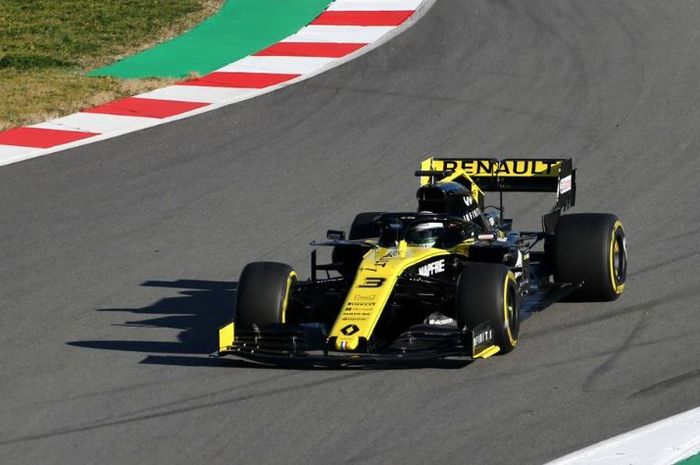 Pembalap tim Renault, Daniel Ricciardo tengah mencoba RS19 di Barcelona (16/2/2019)