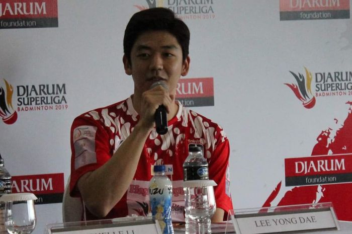 Pebulu tangkis ganda putra Korea Selatan, Lee Yong-dae, berbicara dalam konferensi pers jelang Djarum Superliga Badminton 2019 di Hotel Intercontinental, Bandung, Minggu (17/2/2019).