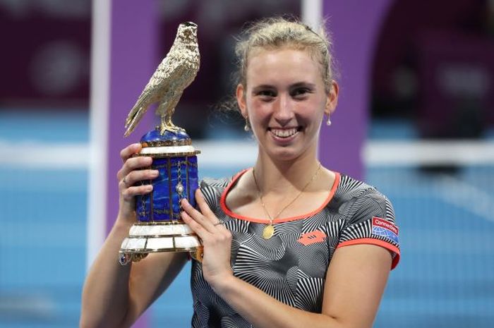 Petenis asal Belgia, Elise Mertens saat mengangkat trofi juara Qatar Open 2019 (16/2/2019)