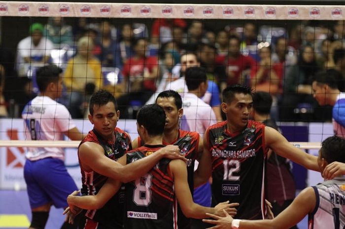 Pemain Surabaya Bhayangkara Samator (jersey hitam) berpelukan di tengah pertandingan final four Proliga 2019 di GOR Ken Arok, Malang, Sabtu (16/2/2019).