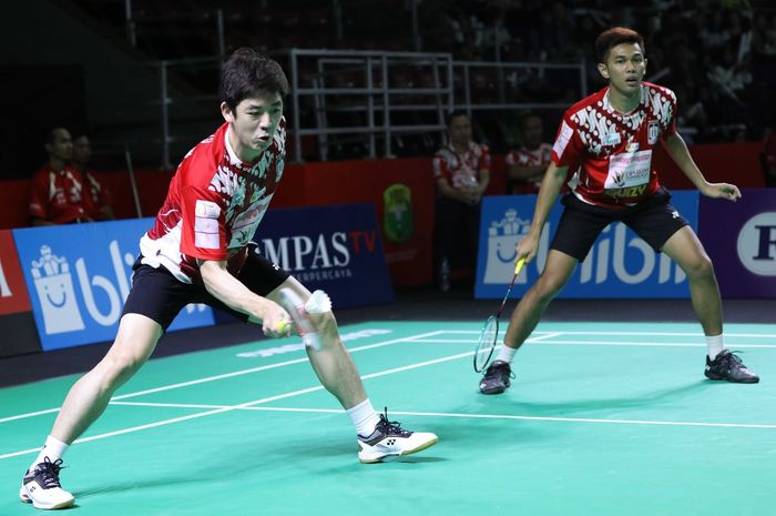 Pasangan ganda putra Musica Trinity, Fajar Alfian/Lee Yong-dae, berpose menjalani laga pada Djarum Superliga Badminton 2019 di GOR Sabuga, Bandung, Senin (18/2/2019).