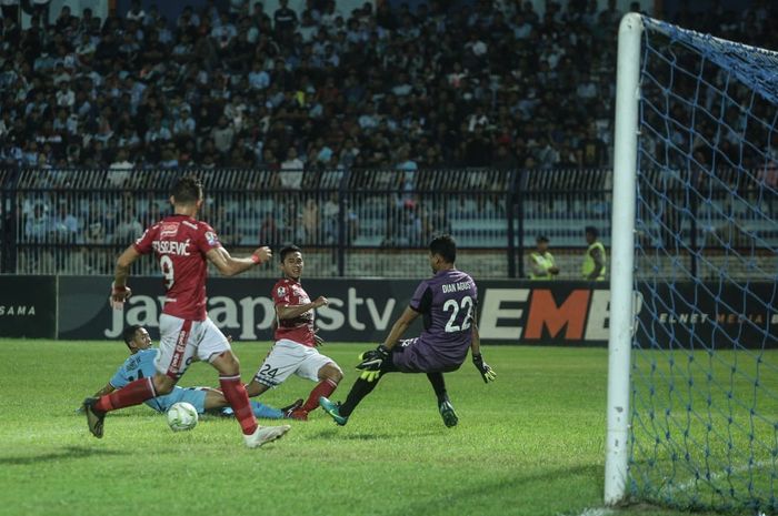 Proses Terjadinya Gol Bali United ke Gawang Persela Lamongan dalam Laga Leg Pertama Babak 16 Besar Piala Indonesia 2018 di Stadion Surajaya, Lamongan pada Senin (18/2/2019).