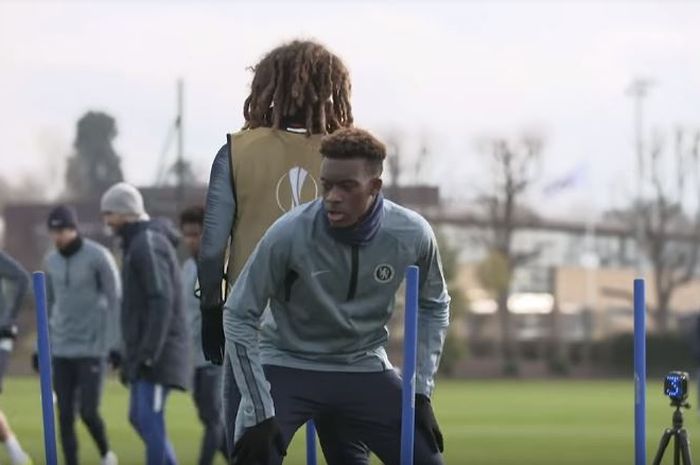 Pemain Chelsea, Callum Hudson-Odoi, dalam sesi latihan tim.