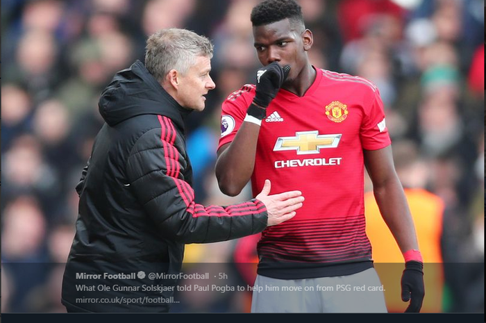 Pelatih interim Manchester United, Ole Gunnar Solskjaer (kiri), berbicara dengan gelandang Paul Pogba.