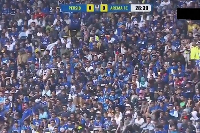 Bobotoh mendukung penuh Persib Bandung saat menjamu Arema FC dalam leg pertama babak 16 besar Piala Indonesia di Stadion Si Jalak Harupat, Kabupaten Bandung, Senin (18/2/2019) sore WIB. 