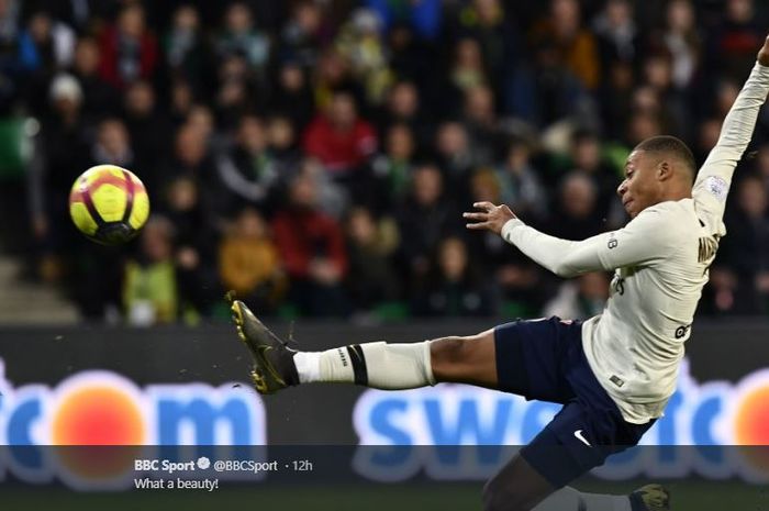 Winger Paris Saint-Germain (PSG) mencetak gol dalam laga pekan ke-25 Liga Prancis melawan Saint-Etienne, di Stadion Geoffroy-Guichard, 17 Februari 2019.