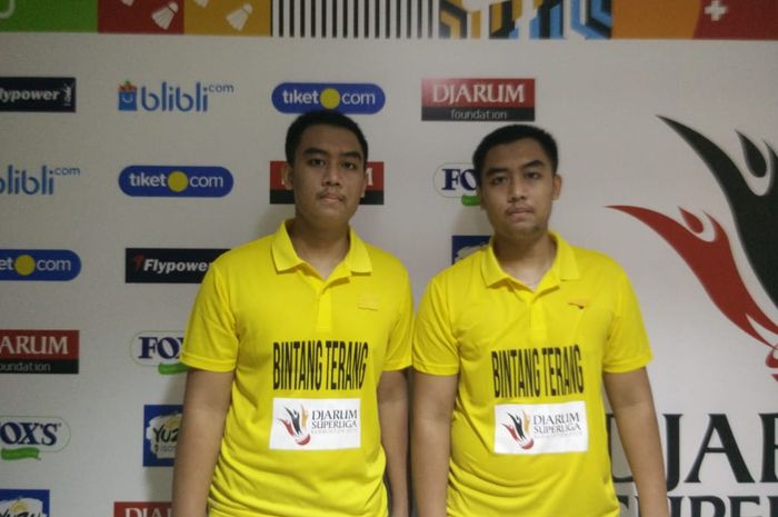 Pasangan ganda putra, Syahrizal Dafandi Arafixqli/Syahrosi Dafandi Arafixqli (kanan) dari Jatim United berpose seusai tampil pada partai keempat Djarum Superliga Badminton 2019 melawan PB Djarum di GOR Sabuga, Bandung, Senin (18/2/2019).