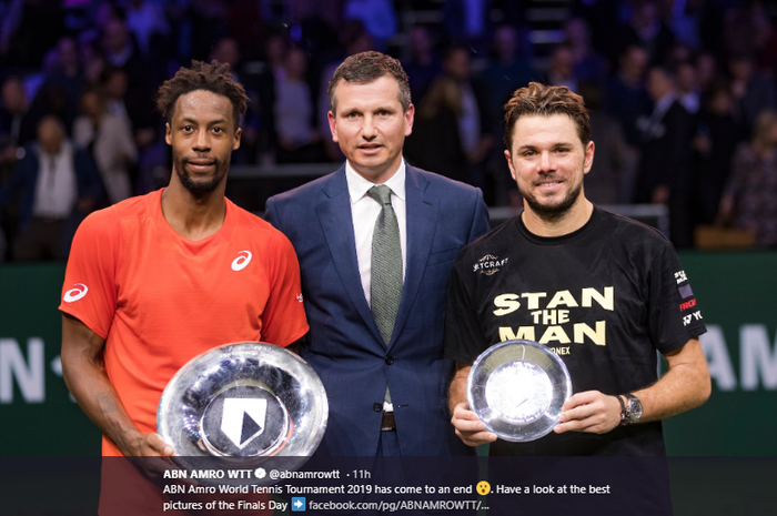 (ki-ka) Gael Monfils (Prancis), Direktur Turnamen Richard Krajicek, Stan Wawrinka (Swiss) saat penyerahan trofi Rotterdam Open 2019 di Stadion Ahoy, Rotterdam, Belanda (17/2/2019)