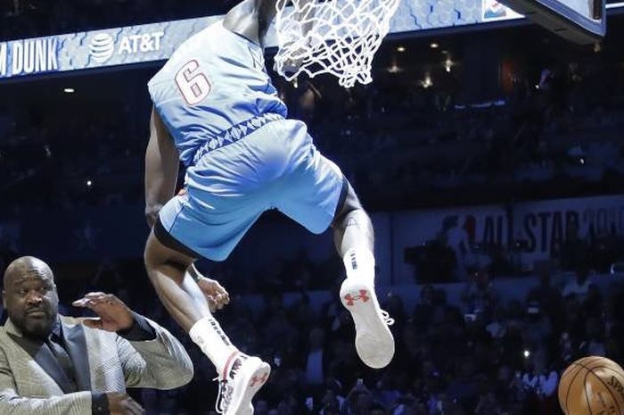 Guard tim Oklahoma City Thunder, Hamidou Diallo, melompati pemain legendaris NBA, Shaquille O'Neal, dalam kontes slam dunk NBA All-Star, Sabtu (16/2/2019)