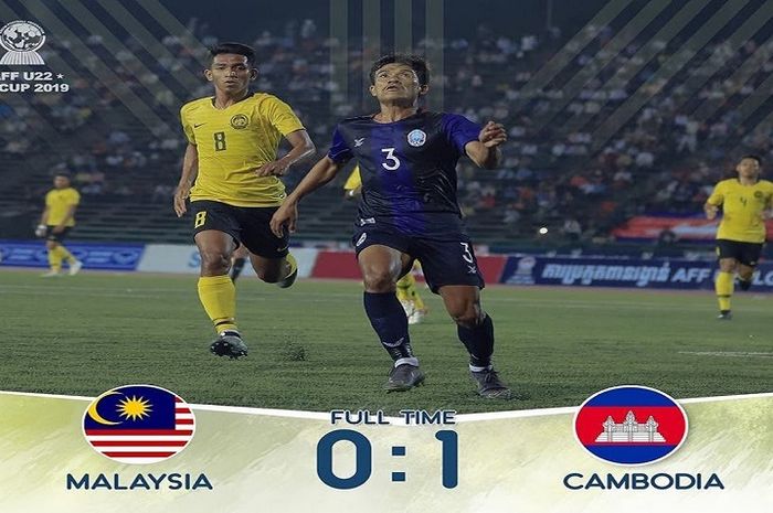 Bek kiri Timnas U-22 Kamboja Sath Rosib (kanan) menjadi pahlawan kemenangan 1-0 atas Timnas U-22 Malaysia dalam penyisihan Grup B Piala AFF U-22 2019 di Stadion Olimpiade, Phnom Penh, Kamboja, Senin (18/2/2019) malam WIB.