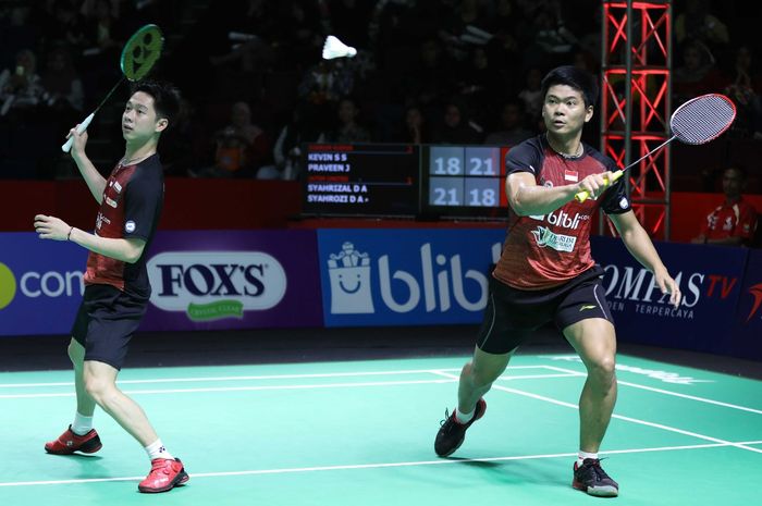 Pasangan ganda putra PB Djarum, Kevin Sanjaya Sukamuljo/Praveen Jordan, pada partai keempat melawan Jatim United pada laga pertama penyisihan Grup  B Djarum Superliga Badminton 2019 di GOR  Sabuga, Bandung, Senin (18/2/2019).