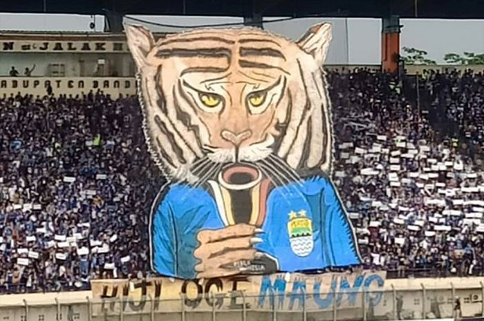 Koreografi Bobotoh saat laga Persib Bandung melawan Arema FC pada leg pertama 16 besar Piala Indonesia 2018 di Stadion Si Jalak Harupat, Bandung, Senin (18/2/2019).