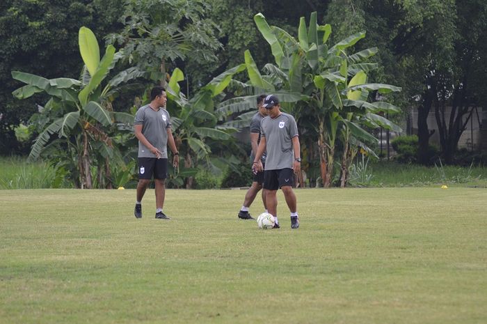 Asisten pelatih PSIS Semarang, Dwi Setiawan (bertopi).