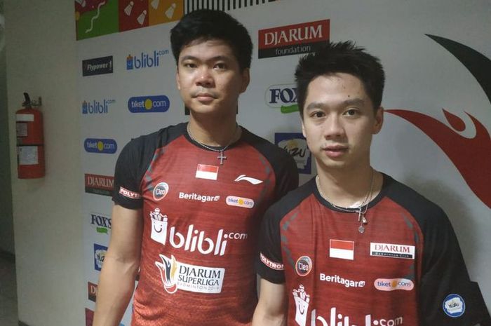 Pasangan ganda putra PB Djarum, Praveen Jordan/Kevin Sanjaya Sukamuljo berpose setelah tampil pada partai keempat melawan Jatim United pada Djarum Superliga Badminton 2019 di GOR Sabuga, Bandung, Senin (18/2/2019).