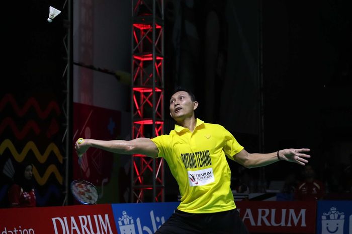 Pebulu tangkis tunggal putra Indonesia, Sony Dwi Kuncoro, mengembalikan kok ke arah Ihsan Maulana Mustofa pada laga penyisihan pertama Djarum Badminton Superliga 2019 Jatim United melawan PB Djarum di GOR Sabuga, Bandung, Senin (18/2/2019).