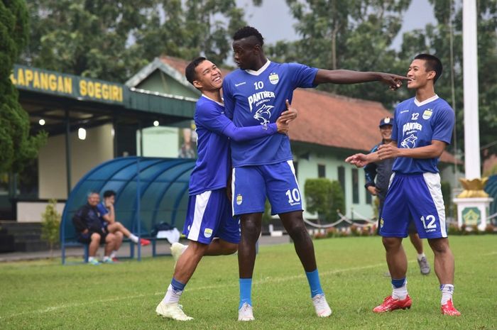 Ezechiel N'Douassel menjadi tumpuan utama untuk meloloskan Persib Bandung ke babak 8 besar Piala Indonesia saat bermain di kandang Arema FC.