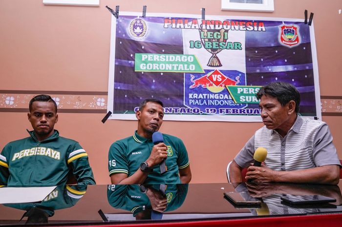 Asisten pelatih Persebaya Surabaya, Bejo Sugiantoro, saat jumpa pers sebelum laga kontra Persidago di leg pertama babak 16 besar Piala Indonesia 2018.