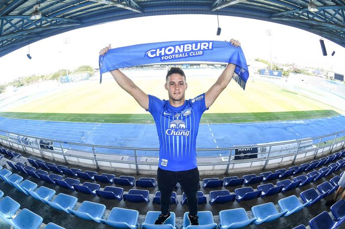 Striker baru Chonburi FC, Patrick Cruz saat diperkenalkan oleh klub Liga Thailand 1 2019 itu.