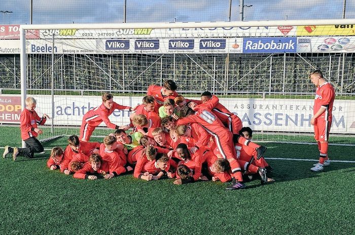 Suasana suka cita para pemain junior MK Dons dalam sesi latihan di pusat pelatihan klub ini pada 2017. 