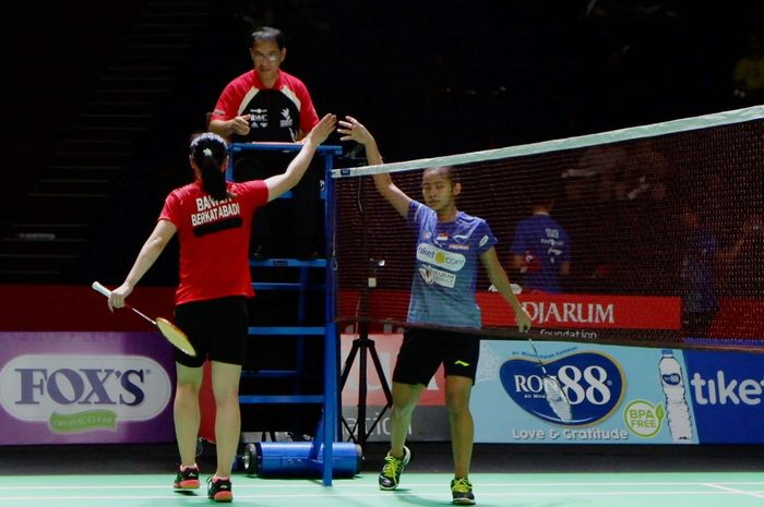 Pebulu tangkis tunggal putri Berkat Abadi, Zhang Beiwen bersalaman dengan Desima Aqmar Syarafina (Tiket.com Champion Klaten) pada Djarum Superliga Badminton 2019 di Gedung Sasana Budaya Ganesha (Sabuga), Bandung, Selasa (19/2/2019).